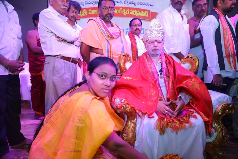 Sri Mulugu Ramalingeshwara Varaprasad Siddhanti was honoured with Jyotishyasastra Vignana Visharadha at Tummalapalli Kalakshetram, Vijayawada (257)